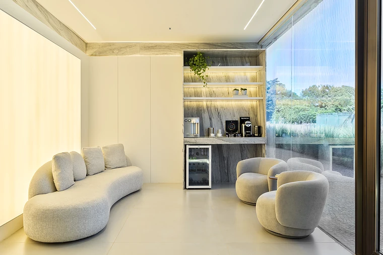 Lounge da clínica com sofá curvo