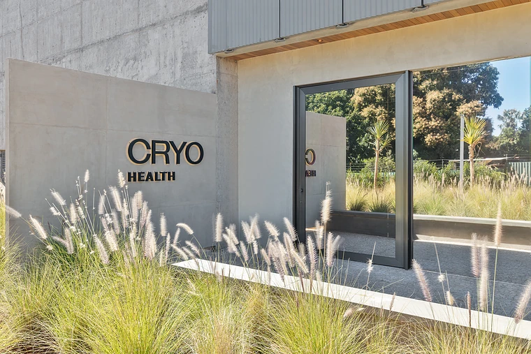 Fachada da clínica CRYO Health com paisagismo