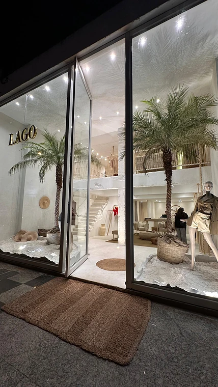 Fachada iluminada da loja Lago Beachwear