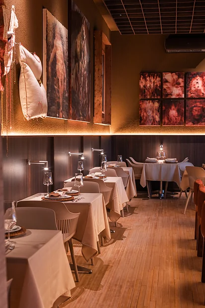 Salão do restaurante com obras de arte na parede