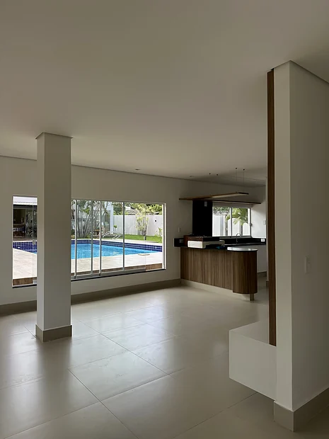 Sala integrada com vista para a área da piscina