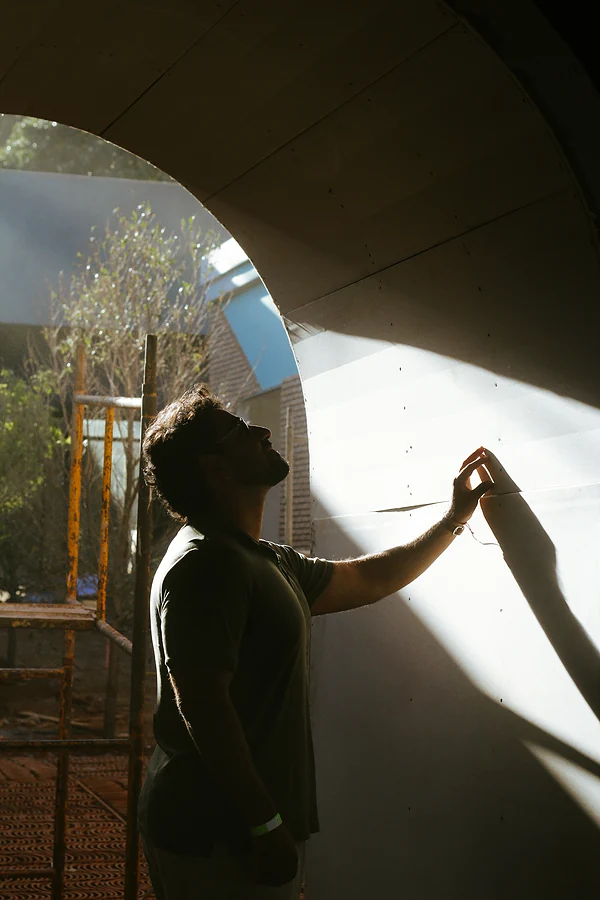 Obra da Symbio Engenharia, com a laje curva em concreto aparente
