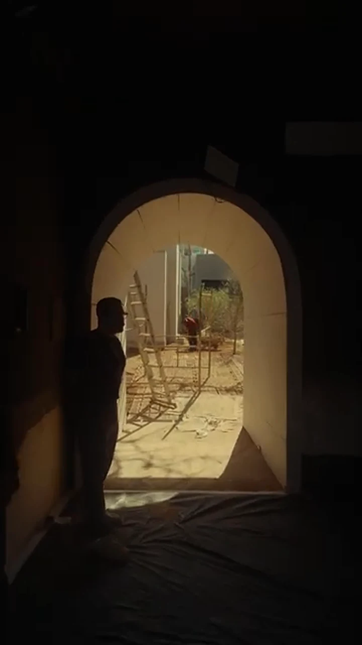 Silhueta na porta em arco durante a montagem do espaço